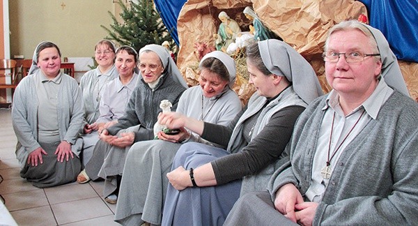  Wspólnota sióstr Franciszkanek Misjonarek Maryi z Kietrza (nieco zdziesiątkowana przez grypę). Od lewej: s. Józefa, s. Grażyna, s. Bogumiła, s. Zofia, s. Ewa, s. Elżbieta i s. Elżbieta