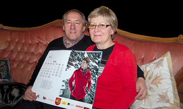 Krystyna i Bronisław Stochowie z kalendarzem z wizerunkiem swojego syna, wydanym przez pierwszy oficjalny fanklub Kamila Stocha, który ma swoją siedzibę w Proszowicach 