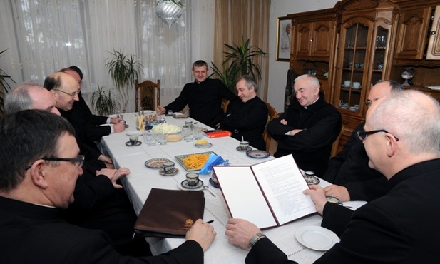 Proboszczowie, którzy przyjmują na praktyki diakonów, spotkali się w czasie ogłoszenia listy w rektoracie radomskiego seminarium