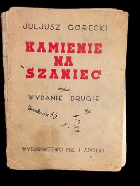  Ekspozycja składa się ze 130 plansz oraz z setek zdjęć, niezwykłych dokumentów i pamiątek po legendarnych żołnierzach podziemia. Wśród nich są unikatowe wydania powieści