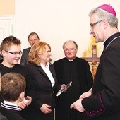  Ks. bp Wiesław Lechowicz spotkał się z uczniami i kadrą  szkoły w Łoponiu