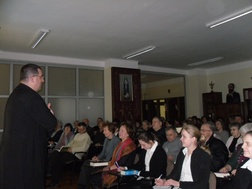 Ks. dr hab. Piotr Łabuda wraz z uczestnikami "Spotkań z Biblią"