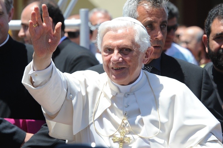 Benedykt XVI rezygnuje 