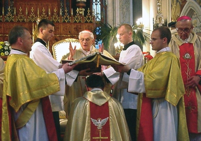 Benedykt XVI jeszcze jako kard. Joseph Ratzinger udzielił sakry bp. Zygmuntowi Zimowskiemu