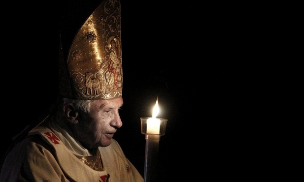 Papież niesie światło