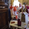 11.02.2013. Papież Benedykt XVI opuszcza konsystorz, podczas którego ogłosił, że rezygnuje z urzędu 