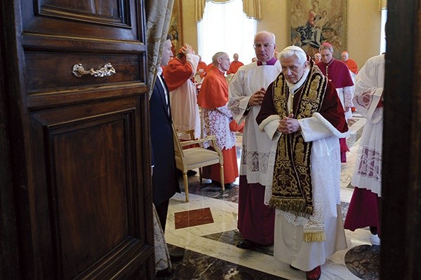 11.02.2013. Papież Benedykt XVI opuszcza konsystorz, podczas którego ogłosił, że rezygnuje z urzędu 