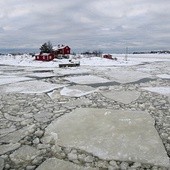 Prom z dziecinną łatwością rozbija potężne tafle lodu, tworząc z nich szarobure zmrożone puzzle