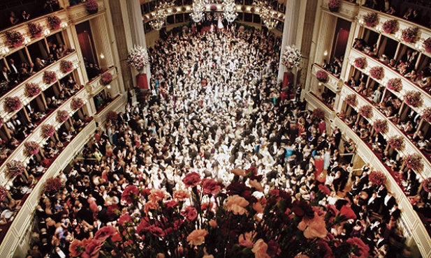 Wiedeń, 7 lutego 2013 r. Setki tancerzy wirujących na parkiecie  Opery Wiedeńskiej w czasie tradycyjnego balu karnawałowego