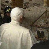 Benedykt XVI składa swój paliusz na grobie Celestyna V
