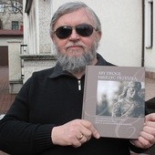 Jerzy Kutkowski jest autorem zdjęć zamieszczonych w albumie