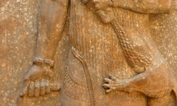 Gilgamesz trzymający lwa