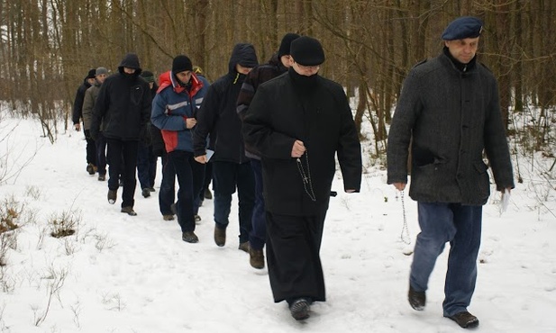 Różaniec wędrownicy odmówili w lesie