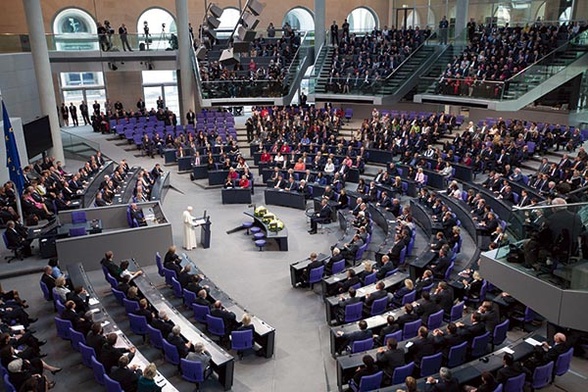 „Czymże są więc wyzute ze sprawiedliwości państwa, jeśli nie wielkimi bandami rozbójników?” – pytał Benedykt w Berlinie za św. Augustynem