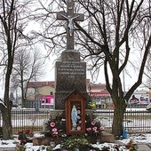  Odnowiony krzyż, w którego sąsiedztwie nie ma już sklepu z alkoholem, jest miejscem przypominającym o zatrzymanej epidemii i zaangażowaniu parafian