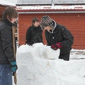 Piotrek, Kuba i Szymon budują igloo