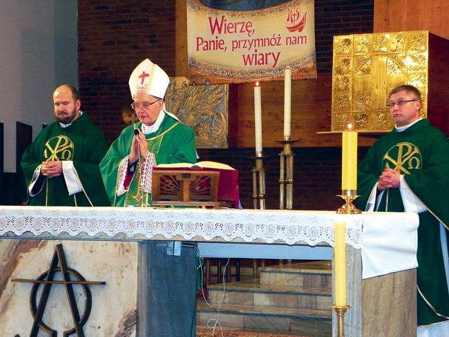  80-letni biskup z Ekwadoru podczas koncelebry w kościele oo. franciszkanów w Koszalinie