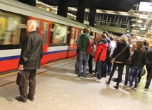 Mężczyzna wpadł pod metro