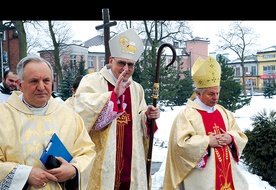  Podczas procesji wejścia bp Radosław Zmitrowicz błogosławił swych ziomków z kozienickiej parafii i diecezji. Jego biskupim zawołaniem są Chrystusowe słowa: „Prawda was wyzwoli” 