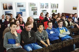  Kilkadziesiąt młodych osób pojawiło się 19 lutego w głuszyckim Centrum Kultury na niekonwencjonalnej lekcji historii