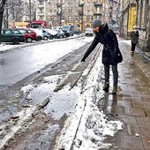 Mariola Makos pokazuje jedną z wielu dziur,  jakie powstały w jezdni w miejscu postoju autobusów 