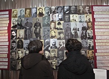 Obok fotografii powstańców umieszczono ich nazwiska z uniwersyteckich ksiąg wpisowych