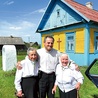  Białoruskie gospodynie w zamian za piękne kazania przynoszą Andriuli to, co mają najlepszego: kury, grzyby, jabłka...