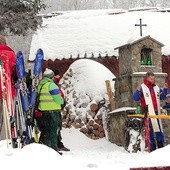  Polową Mszę świętą dla narciarzy sprawuje ks. Krzysztof Cojda