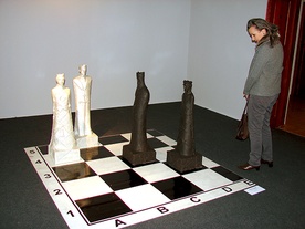 Intrygująca szachowa instalacja
