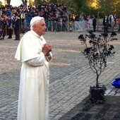 Benedykt XVI pod Pomnikiem Ofiar KL Auschwitz-Birkenau