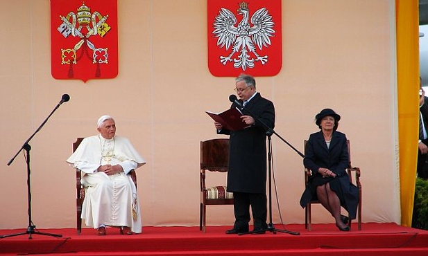- Ojcze Święty, witamy w Warszawie - powiedział prezydent Lech Kaczyński