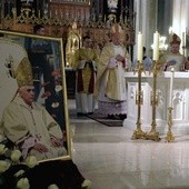 Portret umieszczony przed prezbiterium przypominał wizytę kard. Józefa Ratzingera w Radomiu