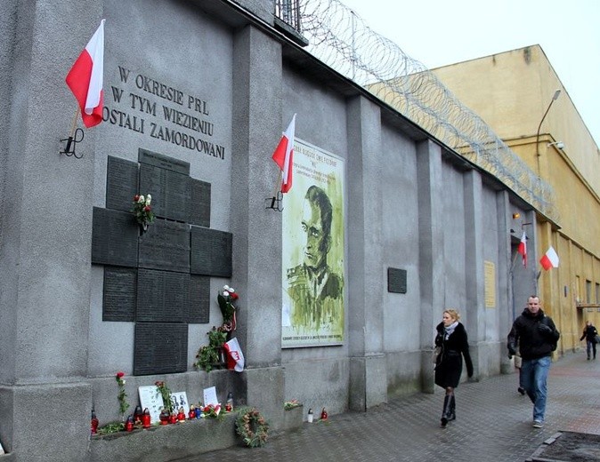 Tablica na murze aresztu śledczego przy ul. Rakowieckiej, upamiętniająca zamordowanych w nim żołnierzy wyklętych