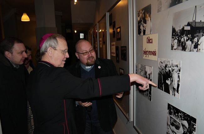 Wystawę fotografii ks. Jończyka z zainteresowaniem obejrzał bp Piotr Libera