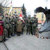 Apel przy pomniku Żołnierzy Zrzeszenia Wolność i Niezawisłość – Żołnierze Wyklęci jest w Radomiu tradycją starszą niż samo święto