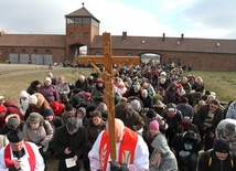 Droga Krzyżowa w Auschwitz