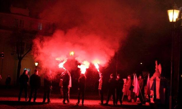 Kibice z łowickiego fanklubu Widzewa w hołdzie poległym żołnierzom wyklętym złożyli wieniec i odpalili race