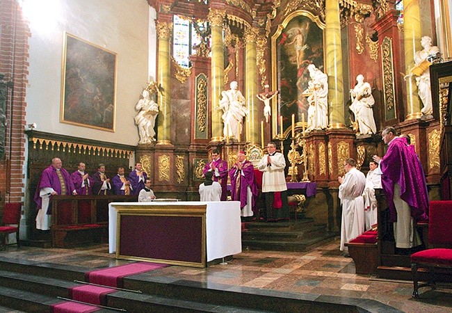 W legnickiej katedrze zebrało sie prawie 30 księży