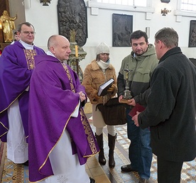  Proboszcz ks. Krzysztof Katana przekazał parafianom krzyż,  który będzie nawiedzał ich domy, oraz kronikę i modlitewniki