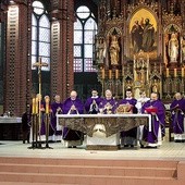  Modlitwie w katedrze przewodzili biskupi Jan Kopiec, Gerard Kusz i Jan Wieczorek