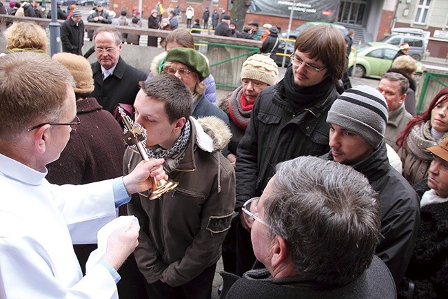  Przed wejściem do świątyni wiele osób uczciło szczątki św. Jacka