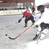 Grając w hokeja, nawet amatorsko, nie można zapominać o ochraniaczach i kasku