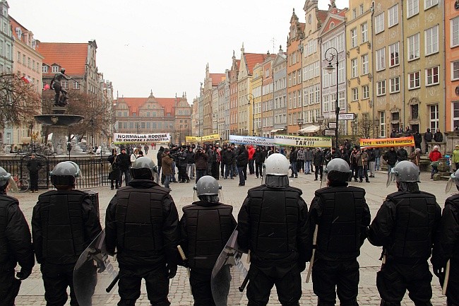 Policja odgrodziła manifestujących 