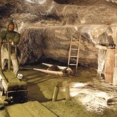 Tak kiedyś,  w postaci kamienia, wydobywano sól z kopalni.