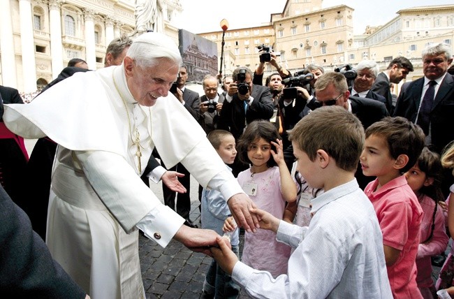 Podczas cotygodniowych audiencji na Placu św. Piotra  Benedykt XVI często spotykał się z dziećmi, tu w czerwcu 2006 r. 