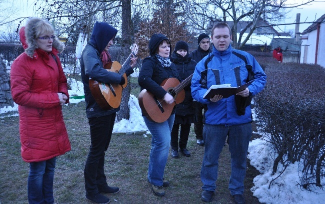 Bezdomni na krzyżowej drodze 