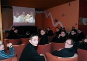 Na czas Mszy św. inaugurującej pontyfikat zostały zawieszone wykłady, a klerycy zebrali się w sali telewizyjnej