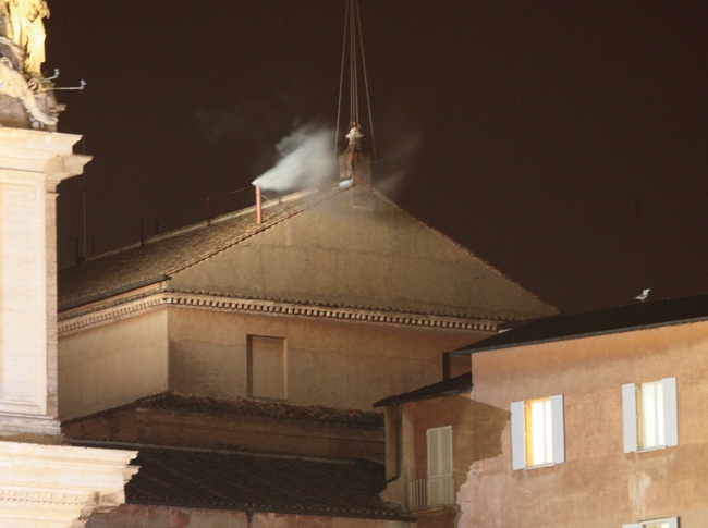 13 marca 2013 r., godz. 19.07. Z komina na dachu Kaplicy Sykstyńskiej wydobywa się biały dym. To oznacza, że kardynałowie wybrali papieża