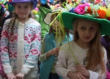 Kolorowe i pomysłowe ‒ takie były ręcznie wykonane nakrycia głowy na II Białogardzkim Wiosennym Festiwalu Kapeluszy