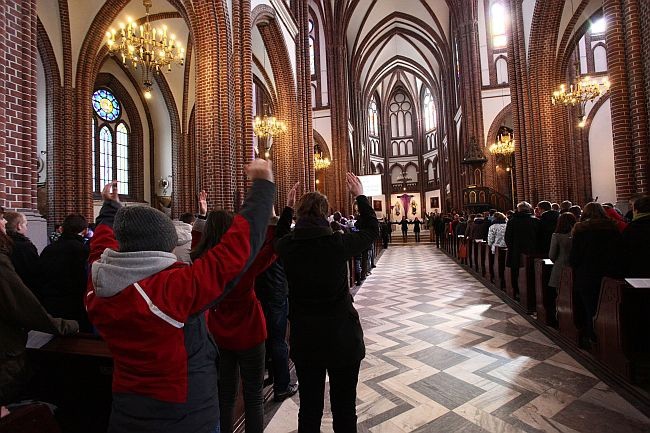 Młodzież w katedrze św. Michała Archanioła i św. Floriana na Pradze